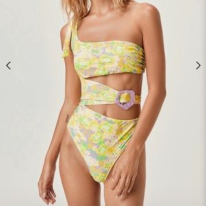 For love and lemons bathing suite size s no trades